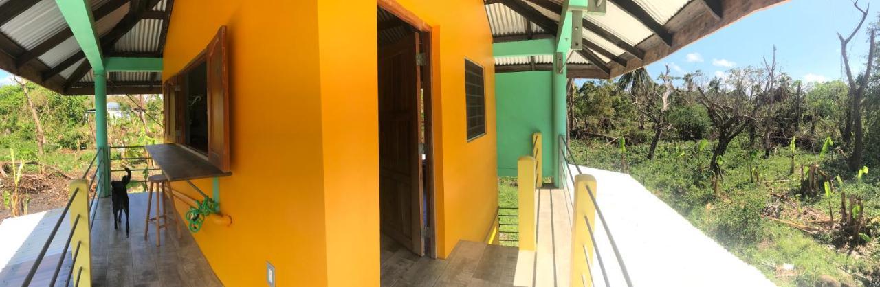La Casa Naranja Hotel Brig Bay Luaran gambar