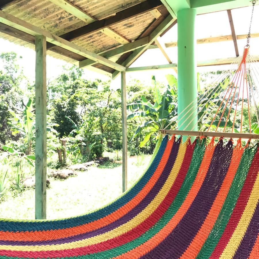 La Casa Naranja Hotel Brig Bay Luaran gambar